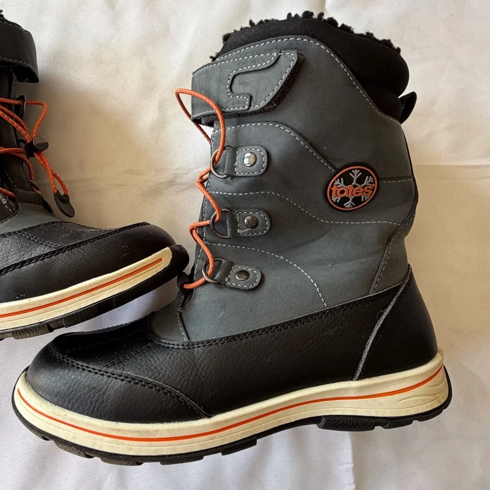 Totes Diamond gray fleece lined‎ snow boots orange laces boys 5